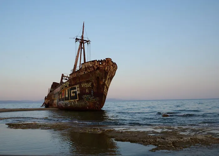 La Familia Luxury Private Maisonettes Near The Sea גיתיו